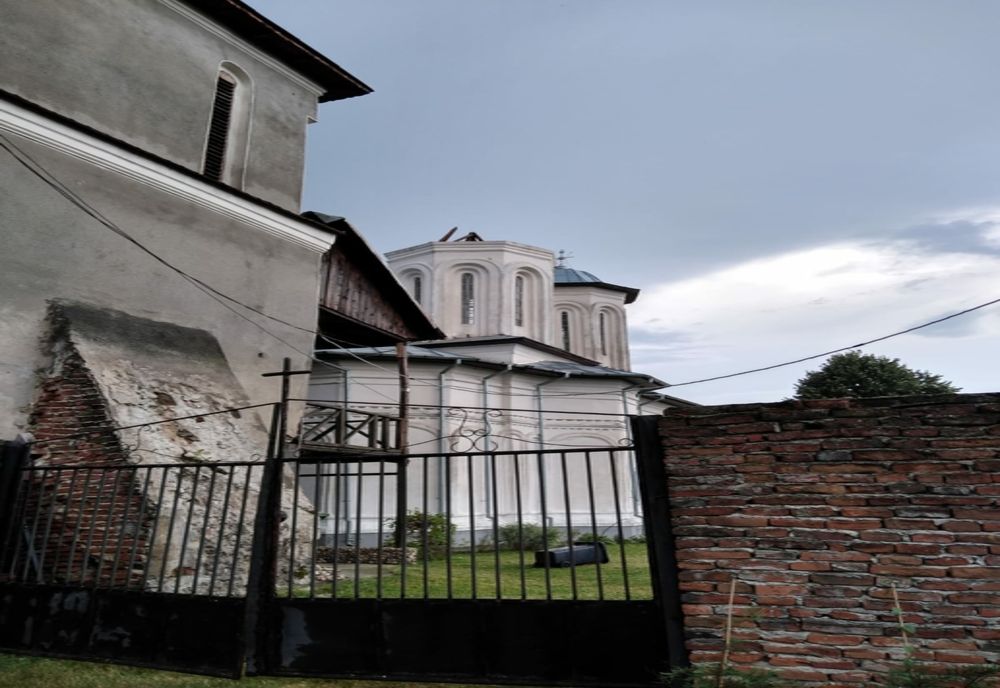 Vâlcea: Vântul a prăbuşit Turla unei biserici