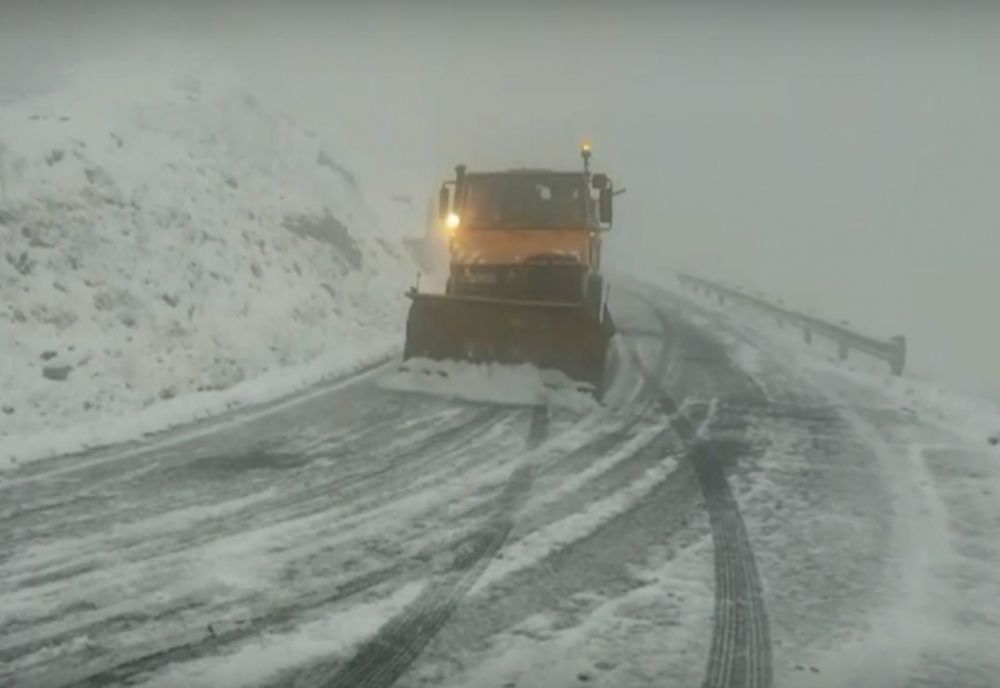 Ninsoare pe Transfăgărășan. Salvamontiștii avertizează că în zonă este foarte frig