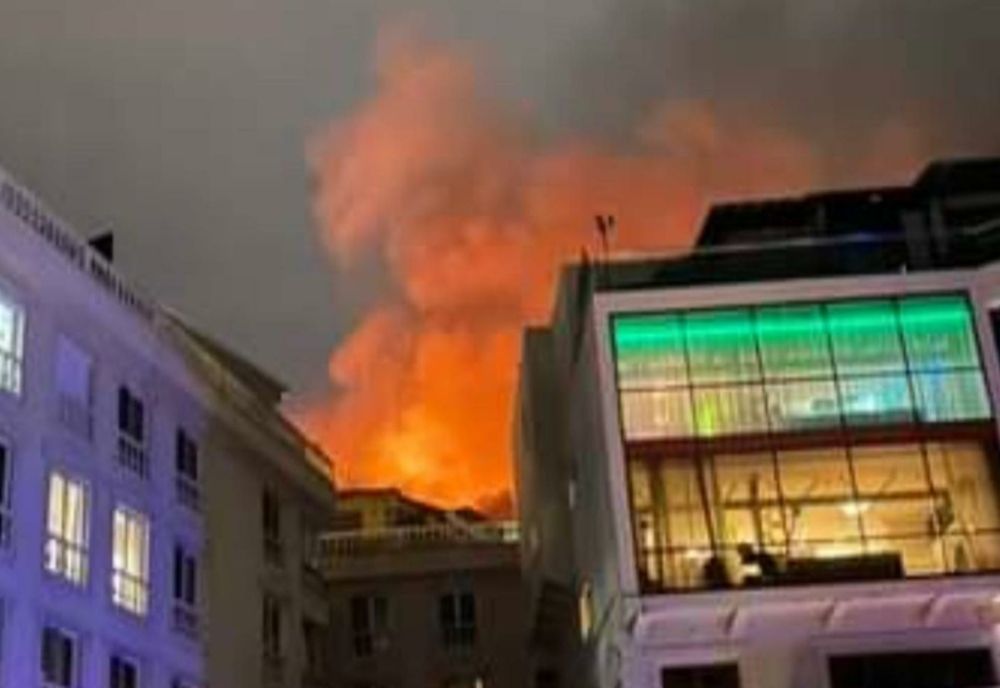 INCENDIU URIAȘ pe Șoseaua Nordului - Pompierii intervin de urgență. Oamenii, sfătuiți să părăsească locuințele învecinate