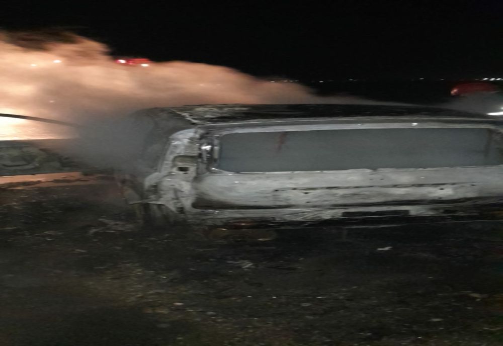 Maşină distrusă de un incendiu, pe malul lacului Zăvideni din Vâlcea