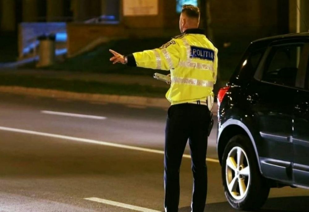 Au transmis live pe TikTok dintr- o mașină care părea că este condusă de un minor