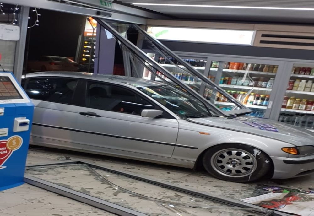 A intrat cu mașina într- o stație Peco