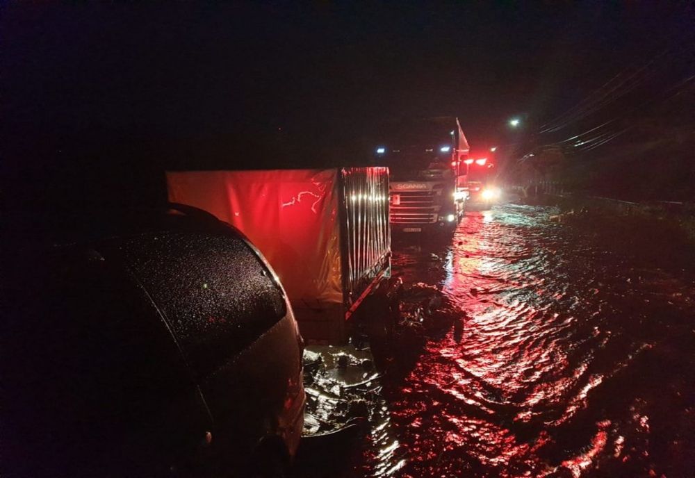 Inundații pe DN 7, la intrarea în stațiunea Căciulata