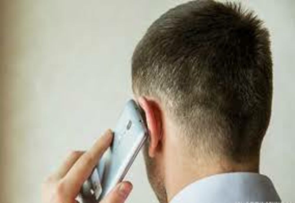 Multor români li s- a întâmplat să asculte un robot minute în șir când au sunat la relații cu publicul. Cum s- ar putea schimba situația