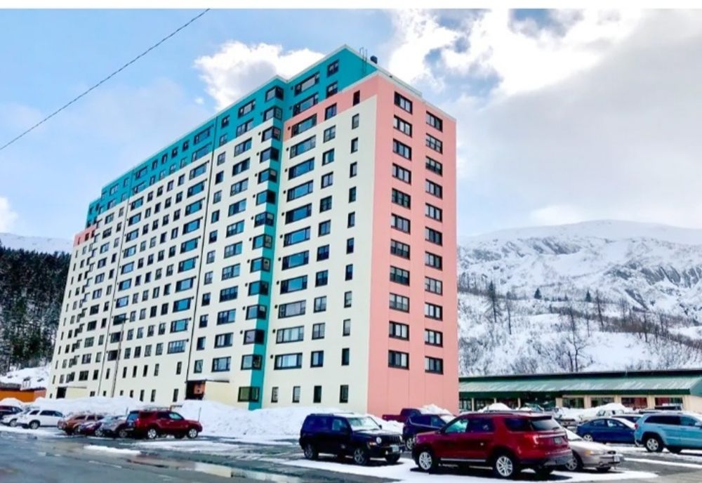 Orașul în care toți localnicii stau în aceeași clădire de apartamente