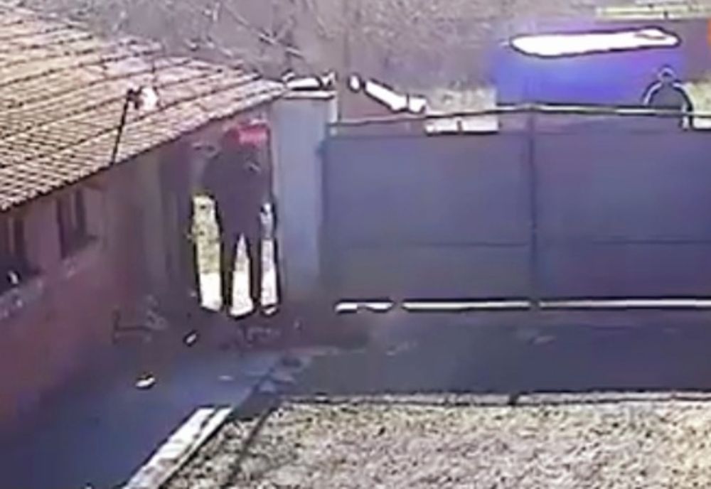 Un primar a dus gunoiul în curtea unui localnic, care îl aruncase într- o groapă de gunoi improvizată