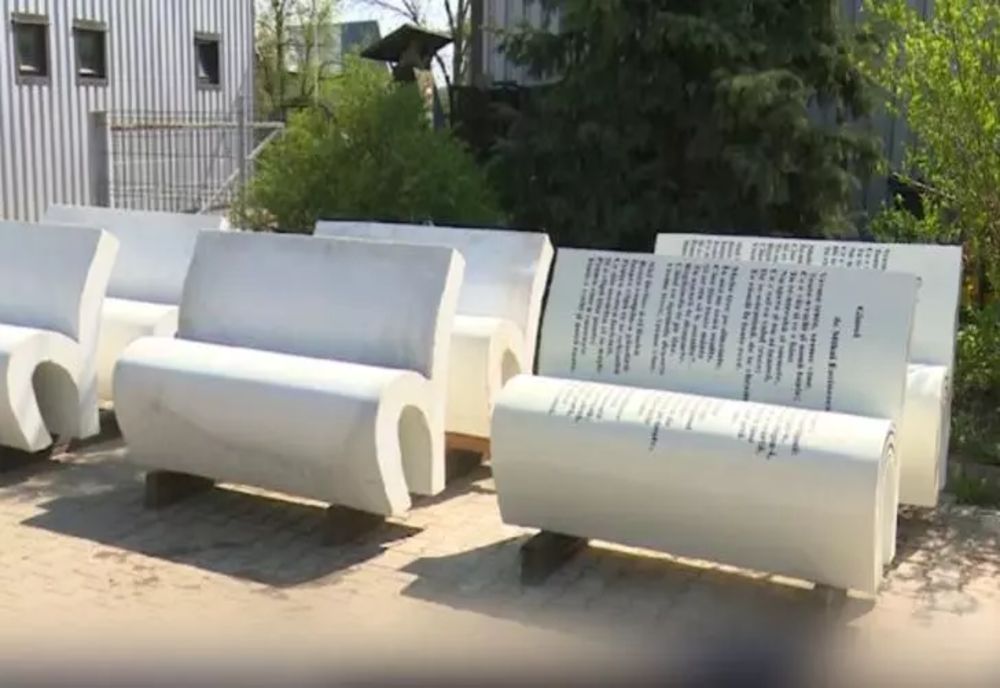 Modernizare inedită la Iași: bănci personalizate cu versuri din poezii. Edil: "Am început cu Mihai Eminescu, era și logic"