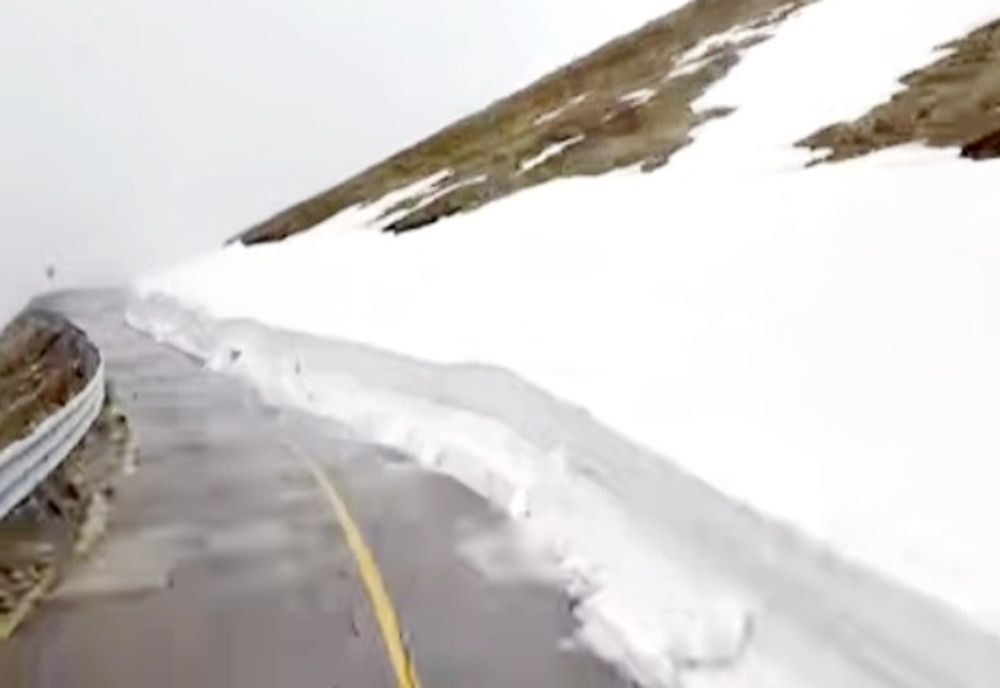 Zăpadă foarte mare pe Transalpina. Continuă deszăpezirea, anunță DRDP Craiova