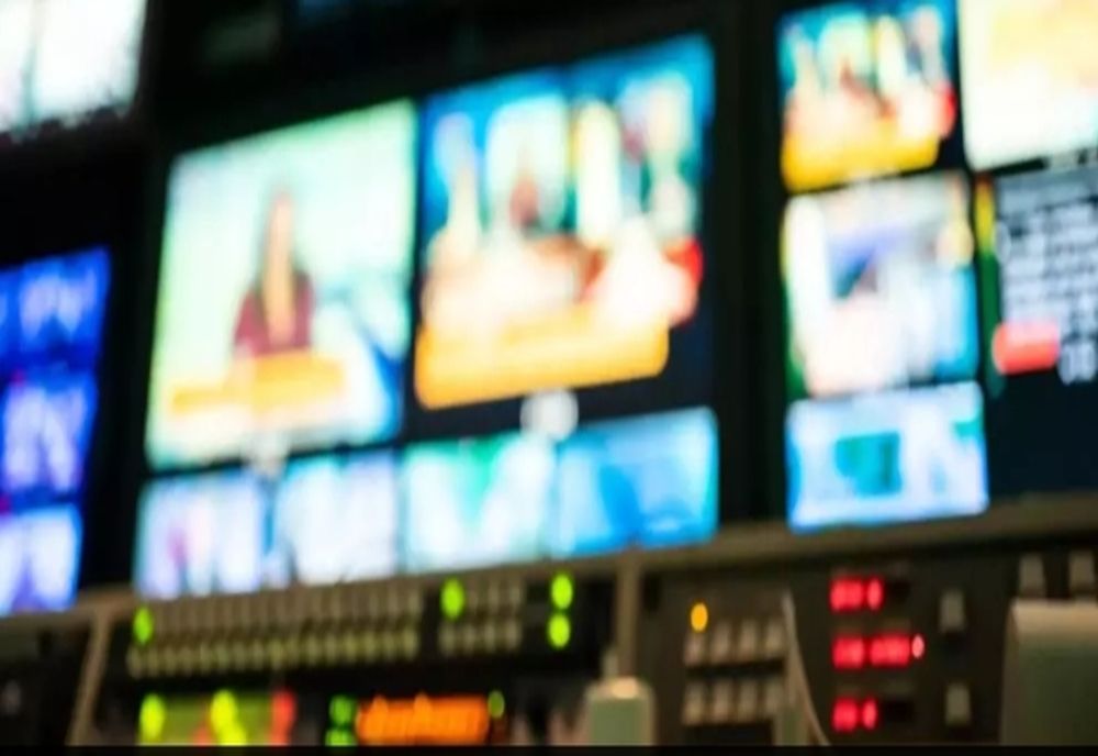 Realitatea PLUS, prima televiziune de știri din România, angajează REPORTERI. Un loc pentru tine, direct în lumina reflectoarelor!