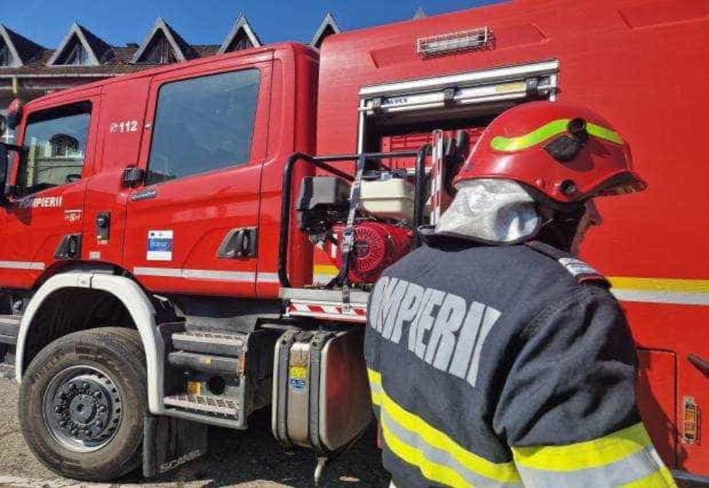 ALARMĂ DE GAZ LA RÂMNICU VÂLCEA. 19 LOCATARI EVACUAȚI DUPĂ CE O BUTELIE A PROVOCAT PANICĂ ÎNTR-UN BLOC