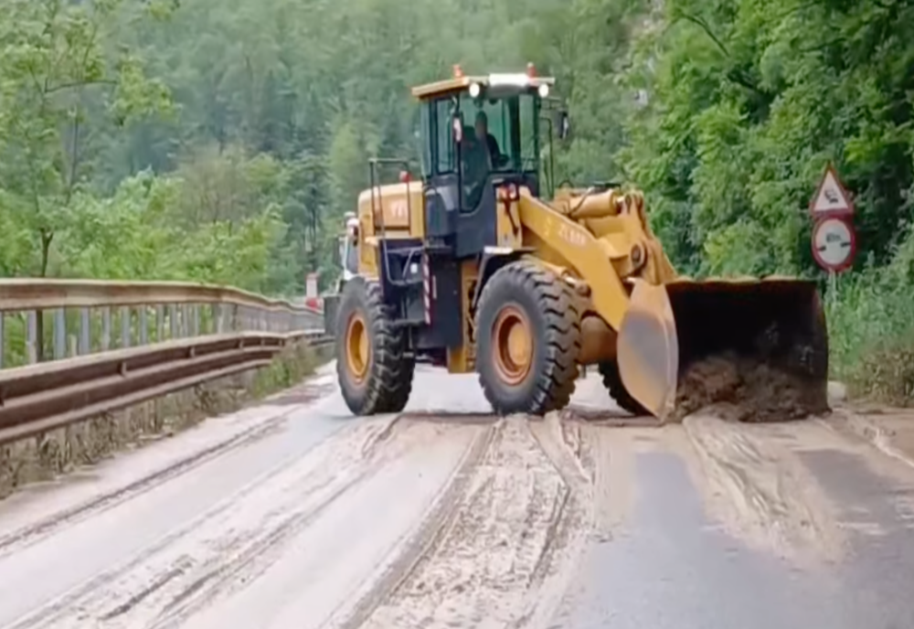 CIRCULAȚIE ÎNGREUNATĂ PE VALEA OLTULUI DIN CAUZA ALUVIUNILOR ADUSE DE PLOI 