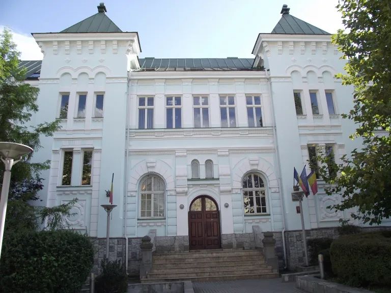 Justiție pe repede înainte în vacanță la Judecătoria Râmnicu Vâlcea: Inspectoratul de Poliție Vâlcea obține un termen fulger pentru a da în judecată un jurnalist incomod