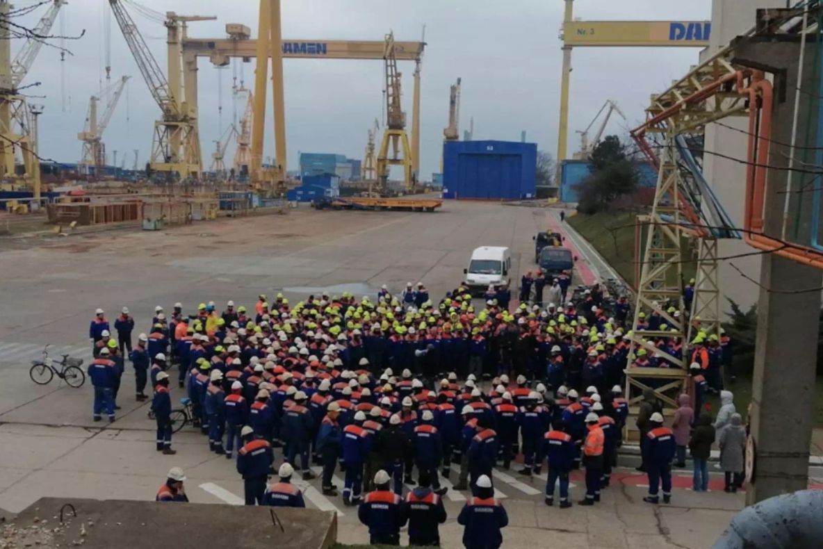 Un nou protest la Șantierul Naval  Mangalia. Angajații au oprit lucrul pentru a doua zi la rând, se strigă "Hoții!" - VIDEO