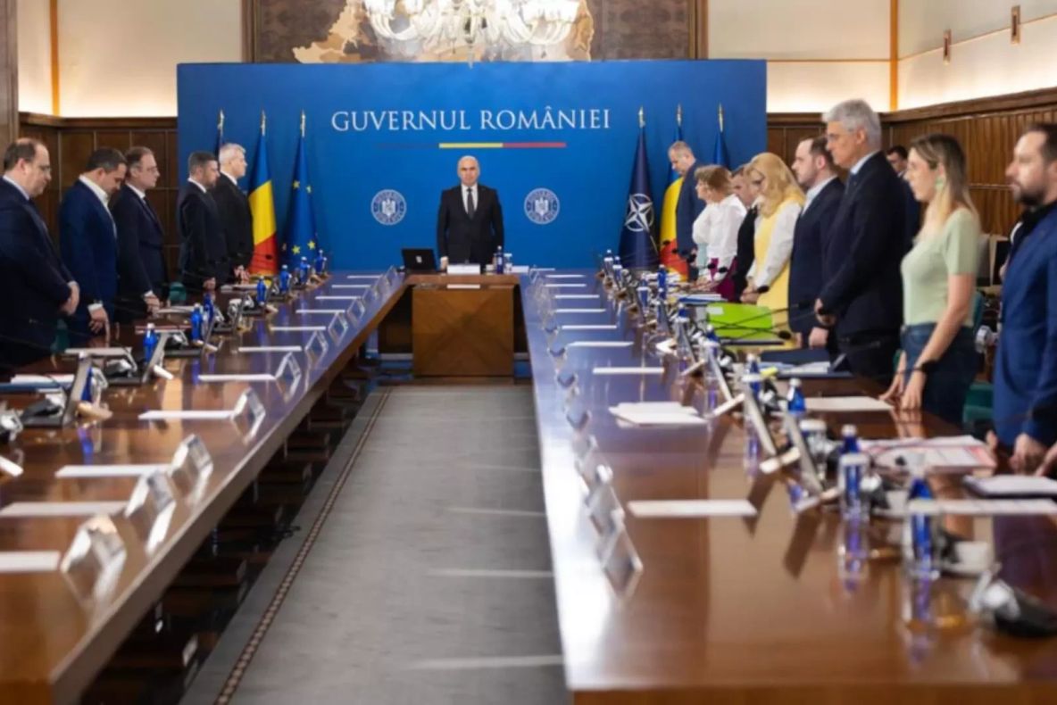 Moment de reculegere la începutul ședinței de Guvern, în memoria lui Mircea Lucescu-FOTO