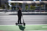 Guvernul impune casca obligatorie pentru trotinete. Operatorii ripostează