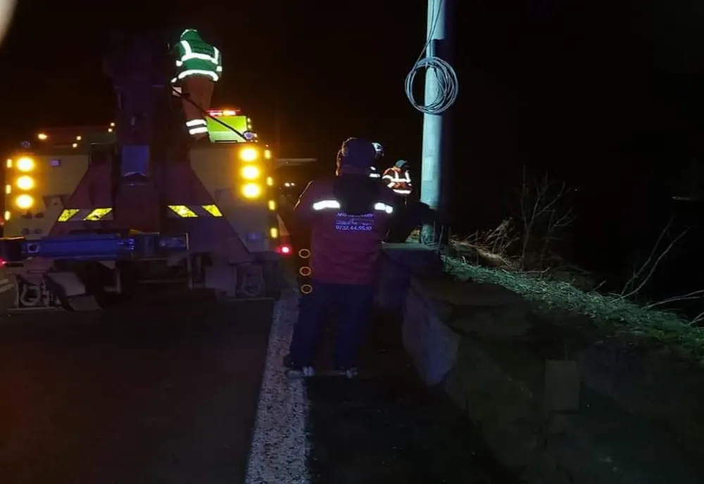 Circulație îngreunată pe DN 7. Un autotren care transporta autovehicule s- a răsturnat în Râul Olt