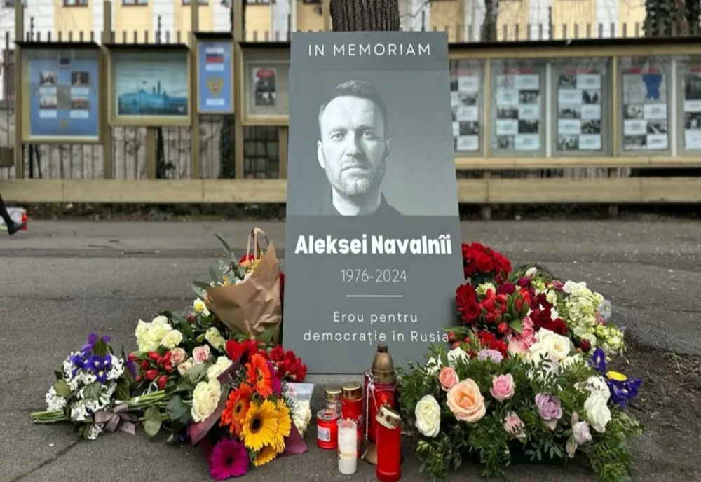 Alexei Navalnîi, onorat la București. Flori albe și lumânări în fața Ambasadei Rusiei, în memoria celui mai aprig opozant al lui Putin