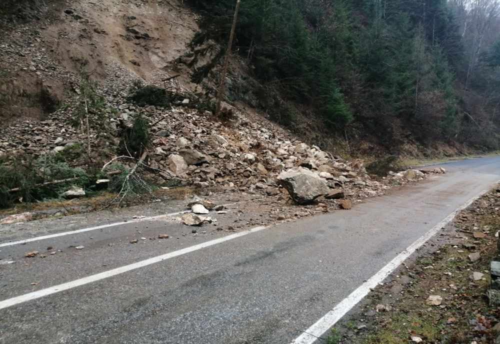 Cad pietre pe carosabil la Voineasa !