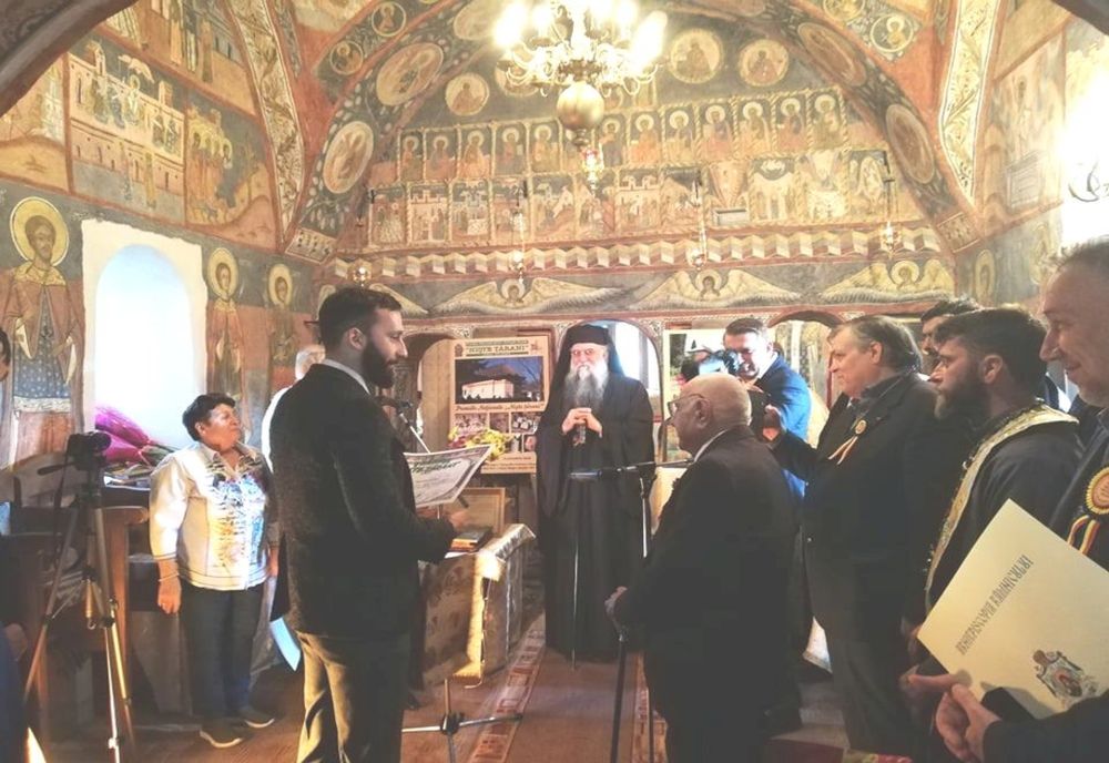 Teatrul Anton Pann si managerul Tavi Costin  premiați de Fundația ”Niște Tărani” 