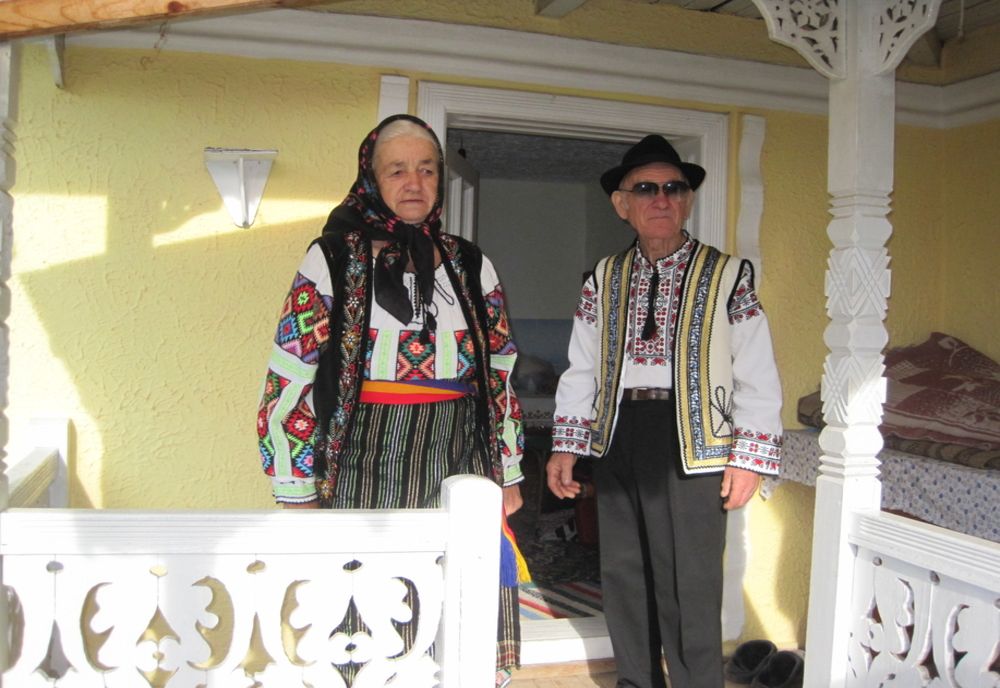 FOTO: Au mers la vot înainte să meargă la biserică. Povestea soților din Bacău care au mers la vot în constum popular