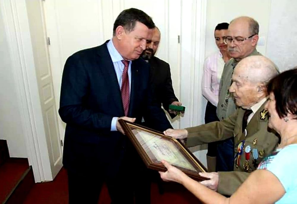 Titlu onorific acordat veteranului de război Emil Vețeleanu. Acesta a devenit cetățean de onoare al Râmnicului