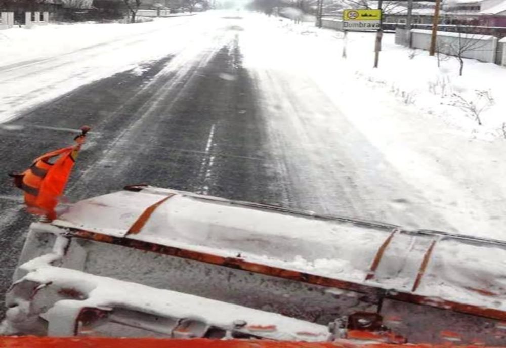 Circulație îngreunată în Neamț din cauza zăpezii