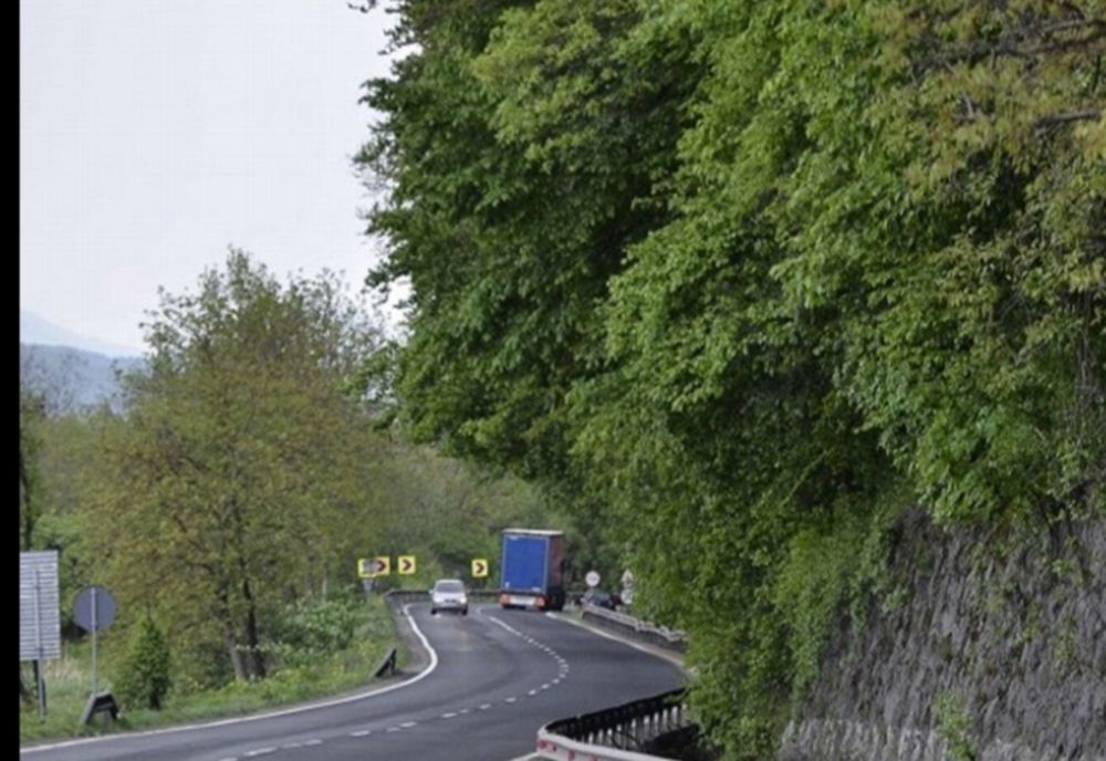 Un stâlp a căzut pe Drumul Național 7