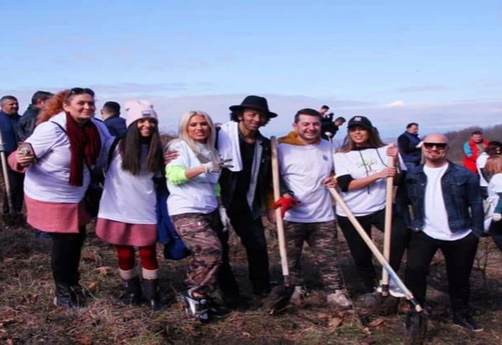 Artiștii au plantat copaci la Vâlcea