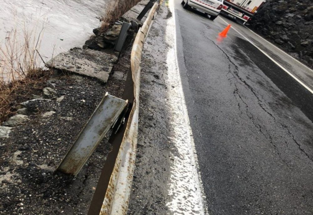 Atenție! Alunecare de teren în Vâlcea, pe DN 7