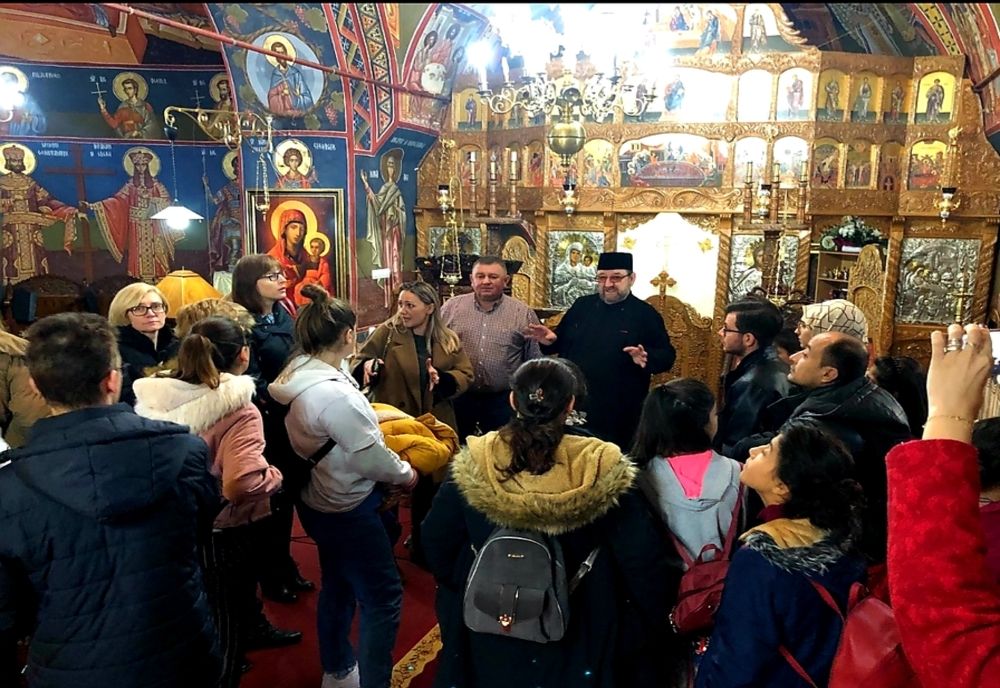 Tineri din străinătate, în vizită la Parohia Vlădești