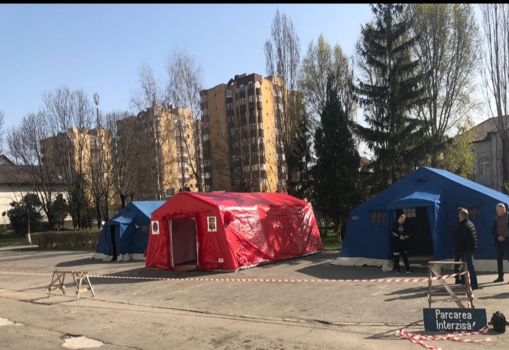 Astăzi au fost amplasate încă trei corturi, în curtea spitalului județean Vâlcea