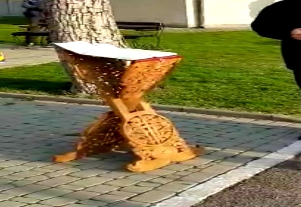 Un preot din Râmnicu Vâlcea a fost surprins, duminică 5 aprilie, în imagini, după ce a permis intrarea câtorva enoriași în interiorul curții bisericii