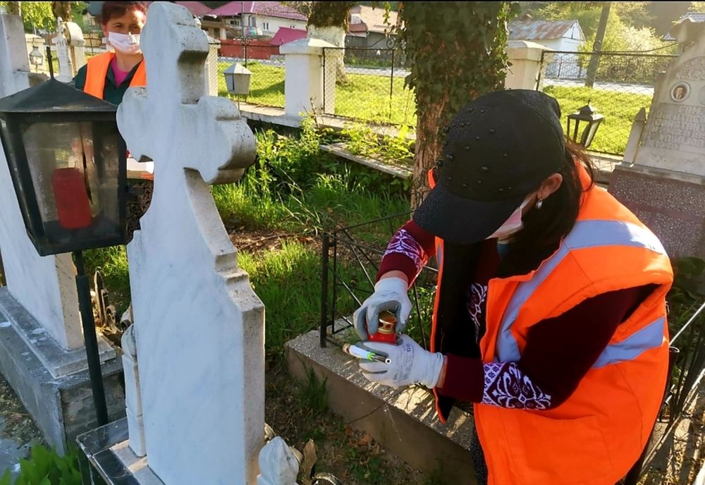 A început aprinderea lumânarilor la cimitirele Ramnicului