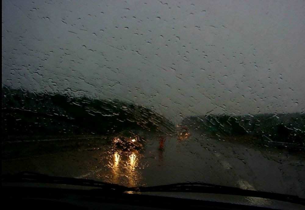 Restricții de circulație în mai multe zone, carosabil umed