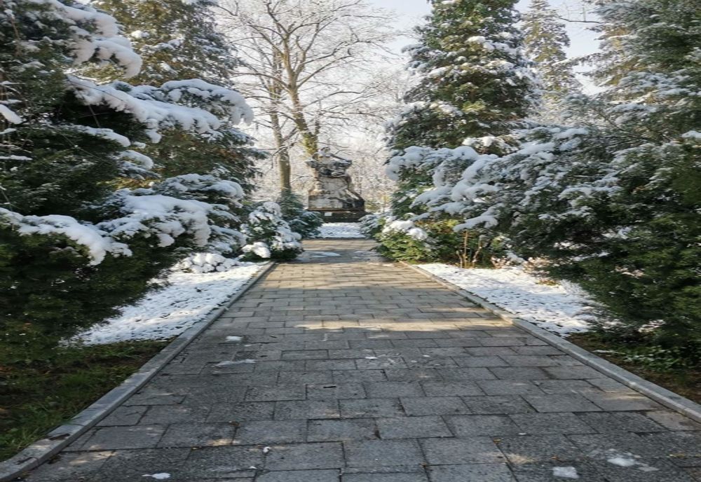 O rază de soare, alei tăcute și un loc istoric, surprinse în Râmnic