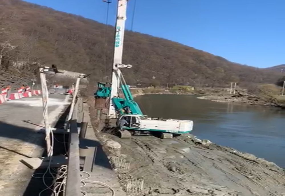 Continuă lucrările pentru construirea zidului de sprijin, pe DN 7, Câineni, Vâlcea 