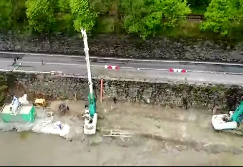 Lucrările de construire a noului zid de sprijin și consolidare pe DN 7 continuă