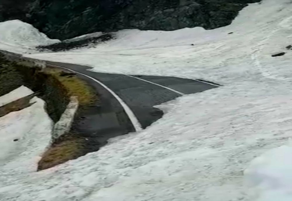 Deszăpezire pe Transfăgărășan. Stratul de zăpadă depășește 5 metri