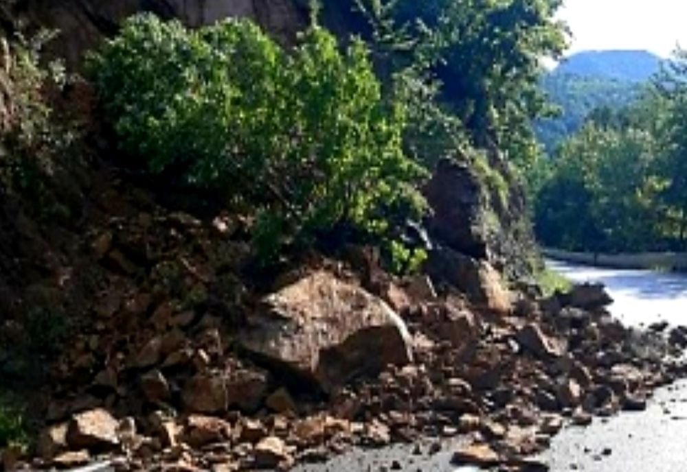 Bucăți de pământ desprinse de pe versanți în această seară pe DN7