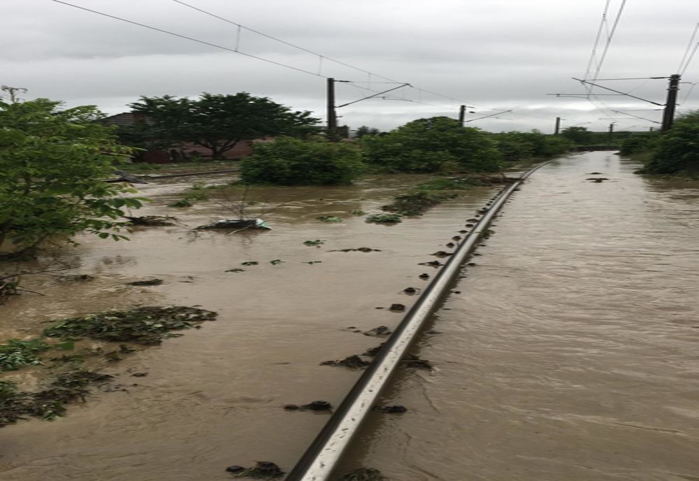 Trenuri blocate în urma unei ploi torențiale în județul Alba. Municipiul Aiud este sub ape și mai mulți oameni au fost evacuați.