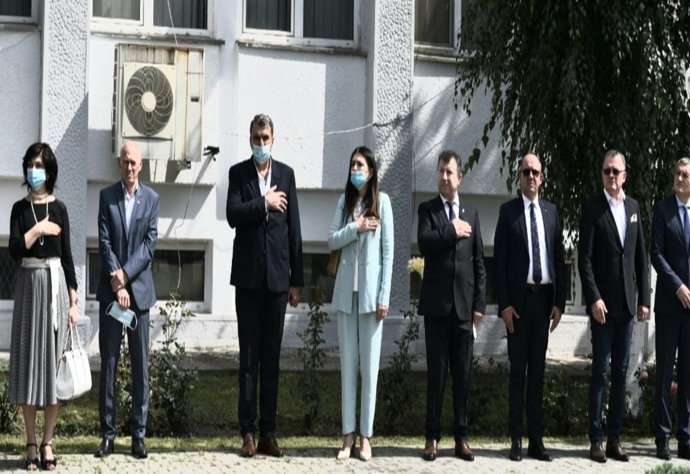 Ministrul Agriculturii alături de prefectul Tiberiu Costea la ceremonia de înălțare a steagului României în Vâlcea