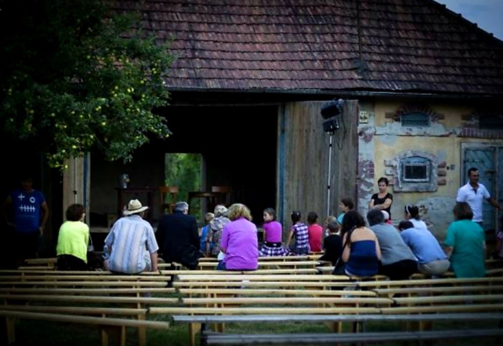 Teatru pe uliţele satelor din România