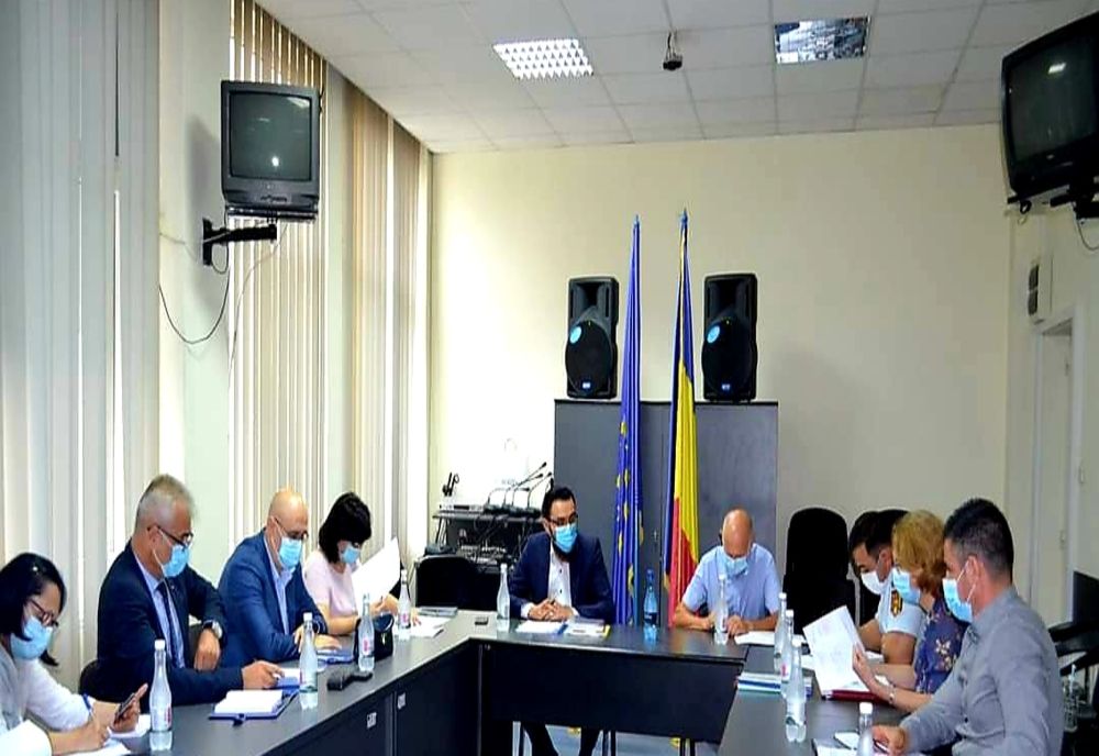 Soluții pentru problemele pe care le întâmpină unitățile școlare vâlcene, dezbătute la prefectura Vâlcea