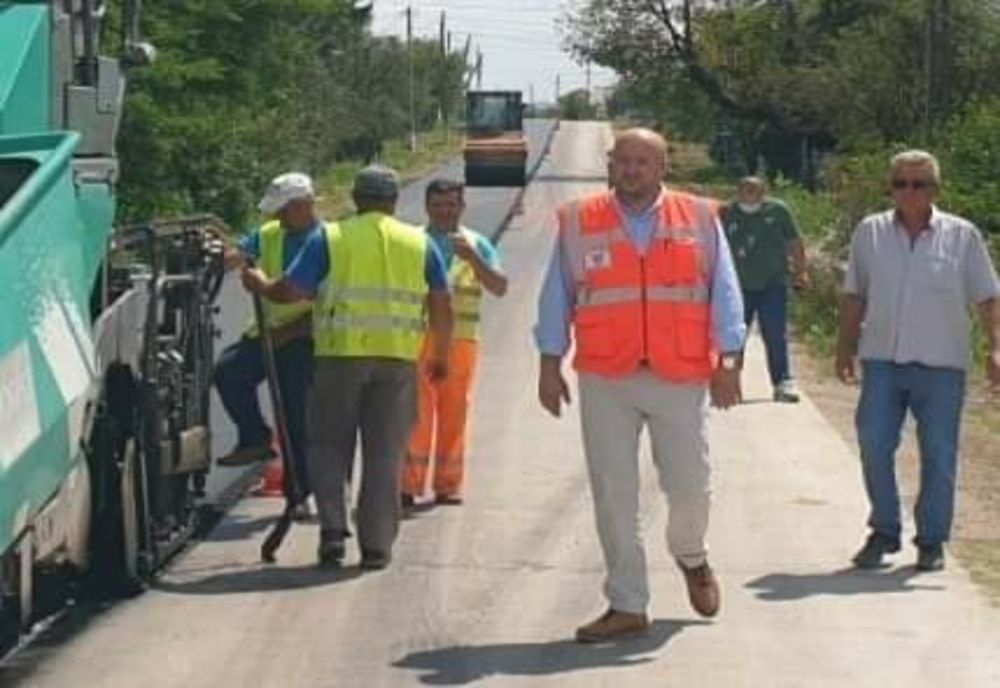 Continuă lucrările de reparații, întreținere și asfaltare ale drumurilor din județul Vâlcea