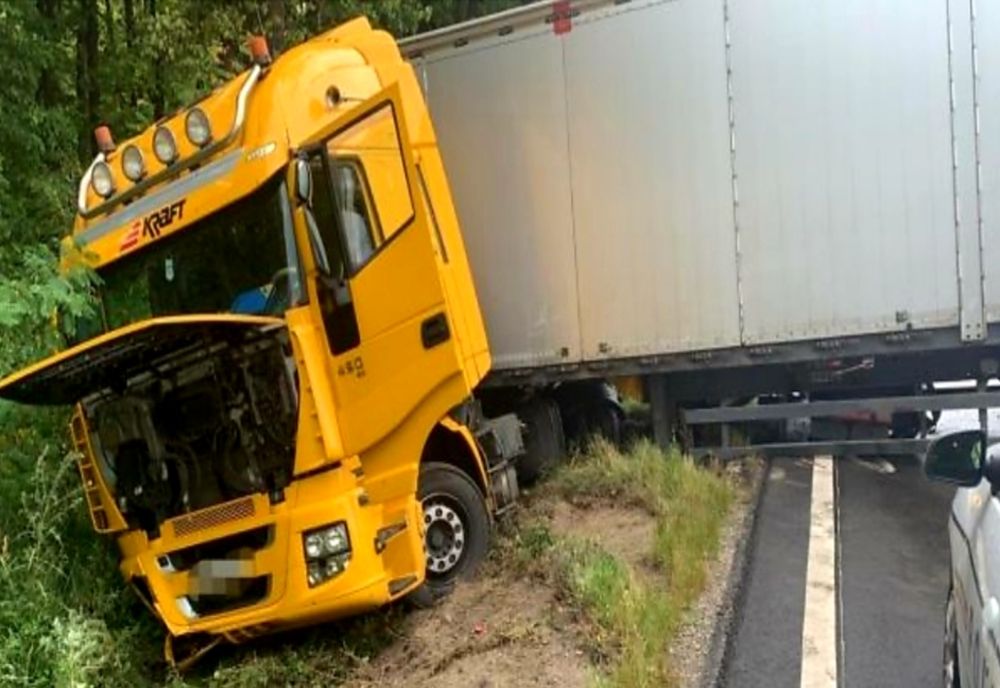 Trafic blocat complet în Cotmeana