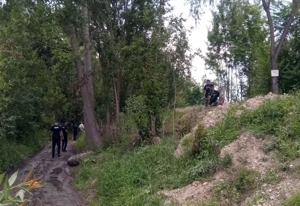 VIDEO. Un tânăr din Vâlcea, găsit după două zile de căutări cu elicopterul şi câinele de urmă