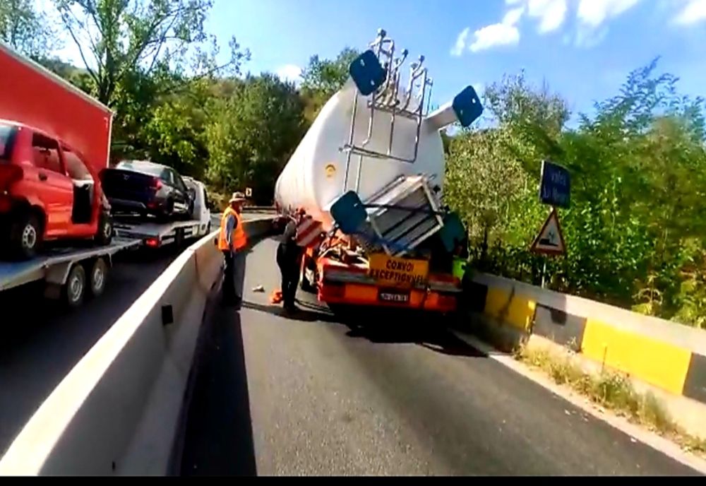 Traficul între Vâlcea şi Argeş a fost blocat