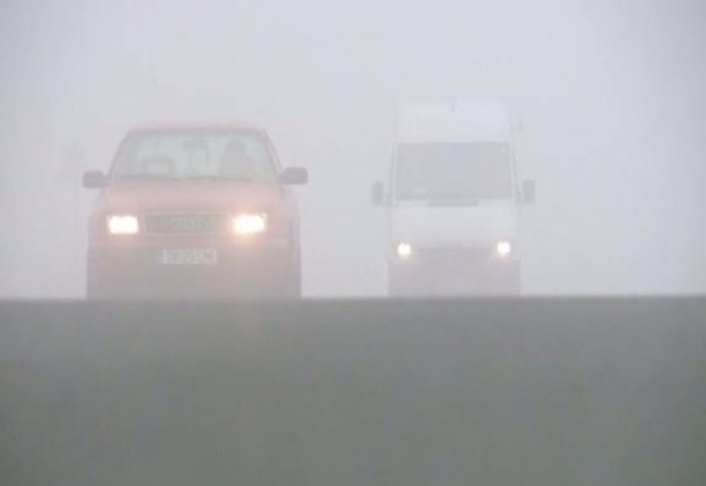 Traficul rutier este îngreunat pe mai multe artere rutiere din cauza ceții