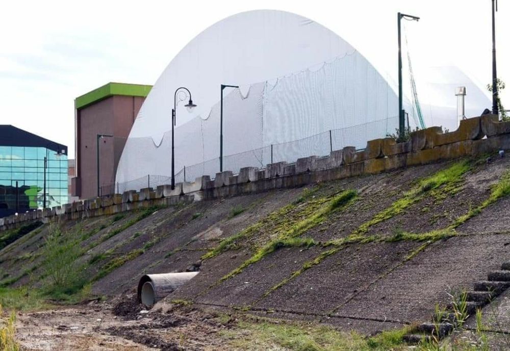 Foraje şi montarea unei ţevi de evacuare pe sub dig în râul Olăneşti pentru preluarea apelor pluviale 