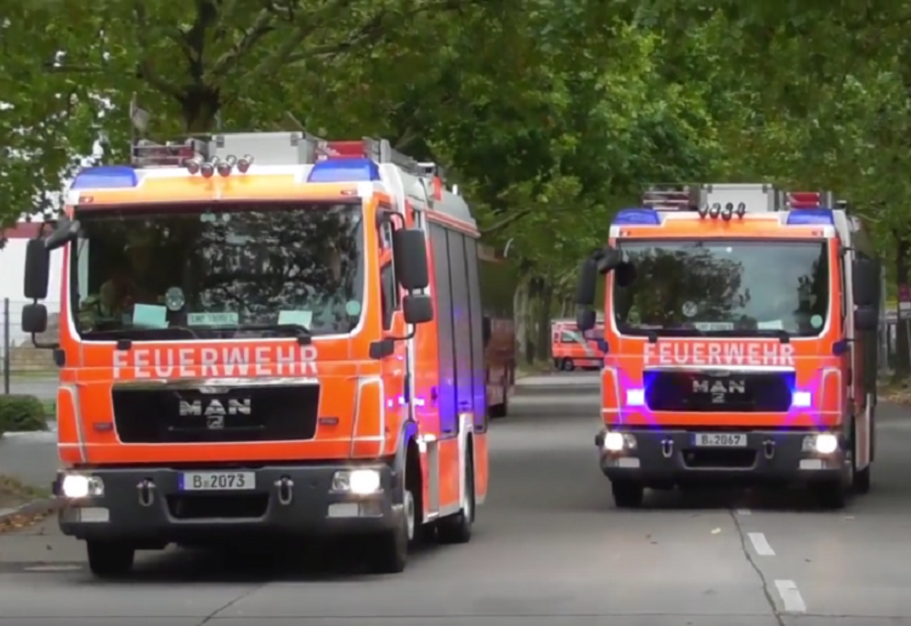 Flăcări pe calea ferată. O locomotivă și şapte vagoane oprite pe șine